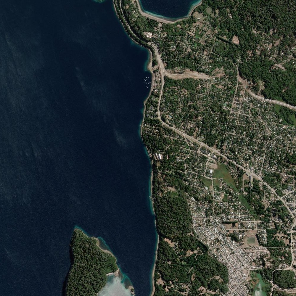 Vista satelital de la costa del lago con el punto de las cabañas