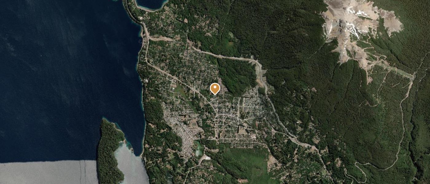 Vista satelital de Villa La Angostura, Neuquén, entre el bosque y el lago Nahuel Huapi, ubicación ilustrativa del complejo de ejemplo