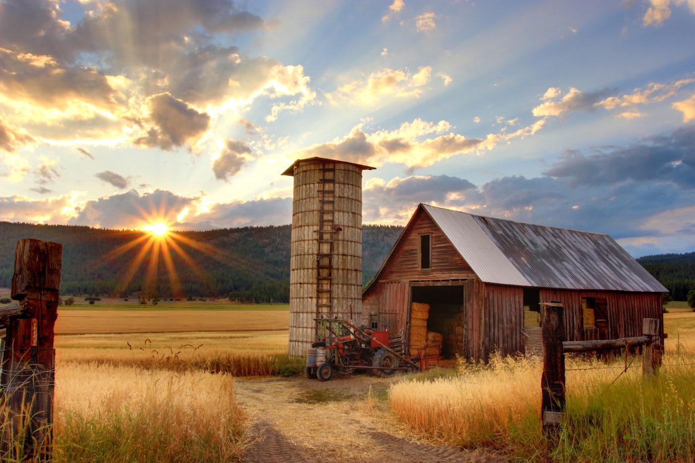Campo abierto con cielo amplio al atardecer