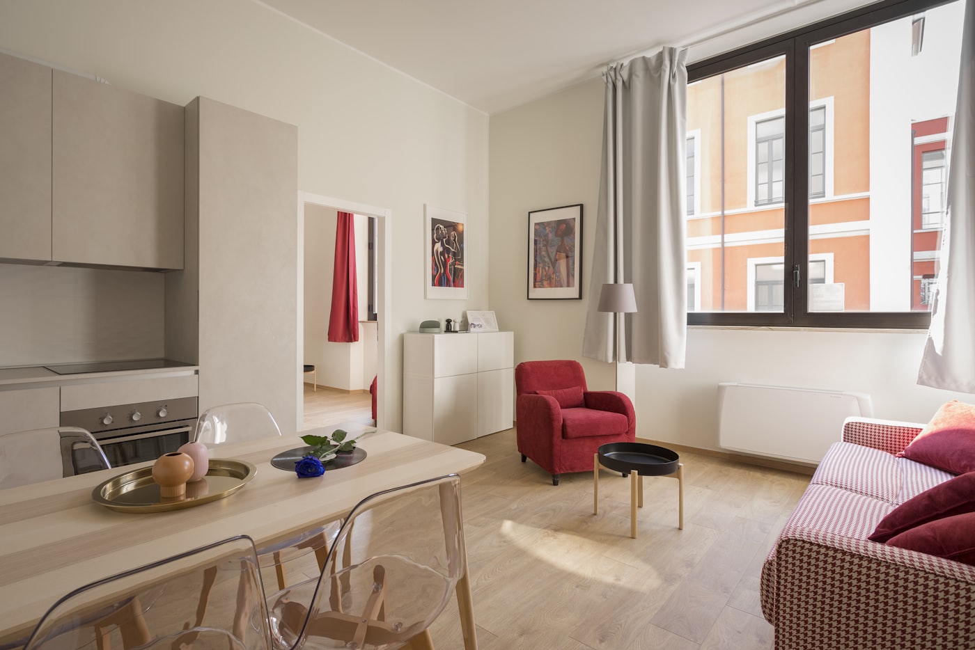 Living compacto y luminoso del departamento, con sillón y mesa de trabajo