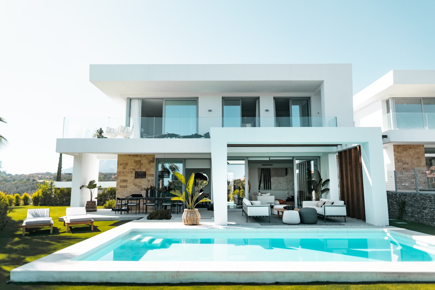 Casa de dos plantas con deck y pileta, cerca de la playa de Monte Hermoso